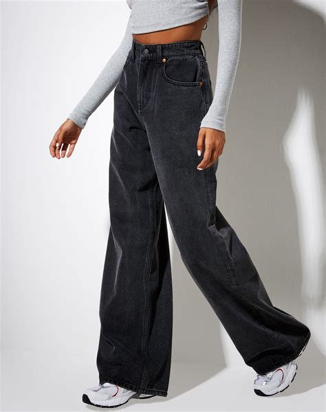 extremely baggy jeans